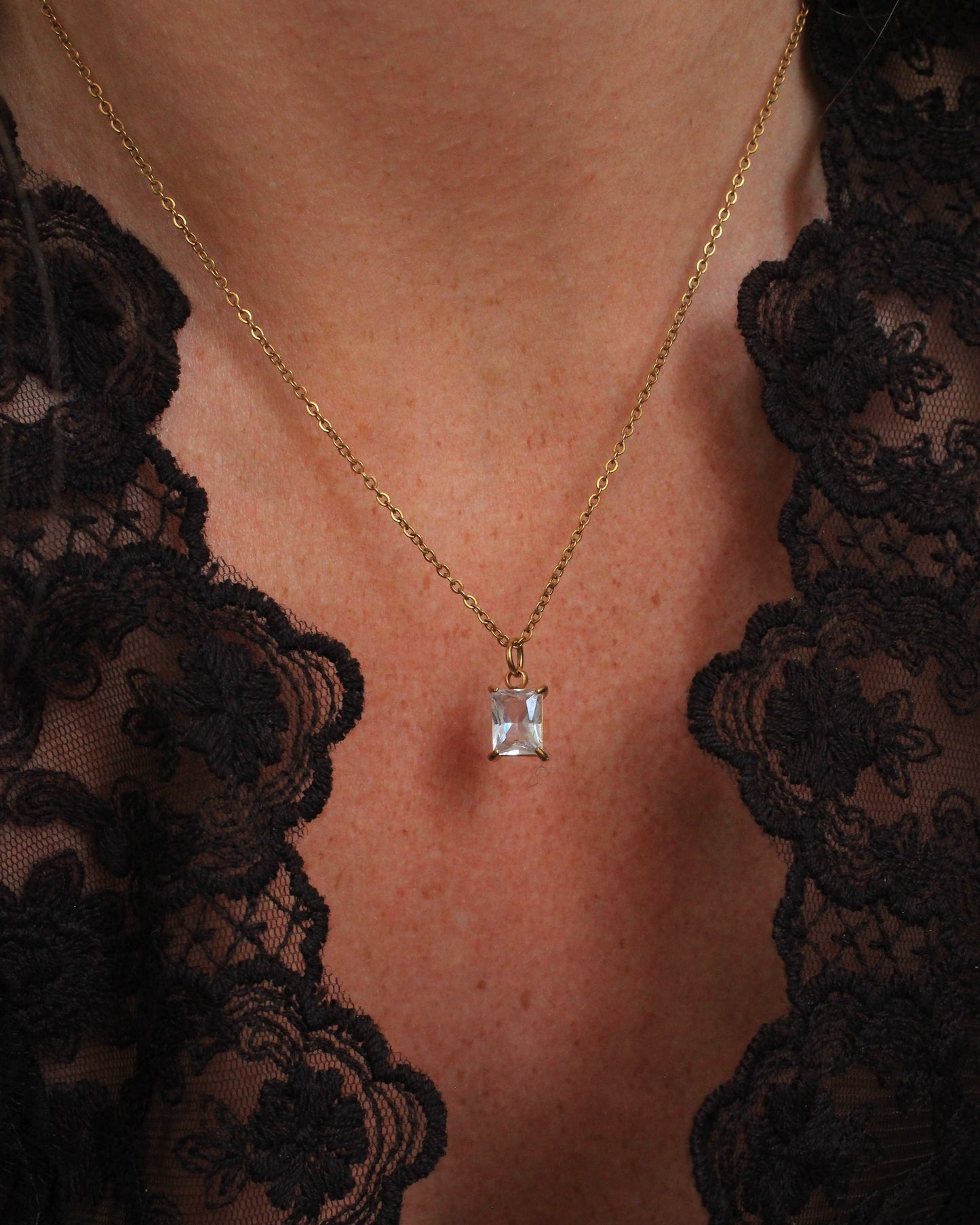 Cassis crystal necklace white