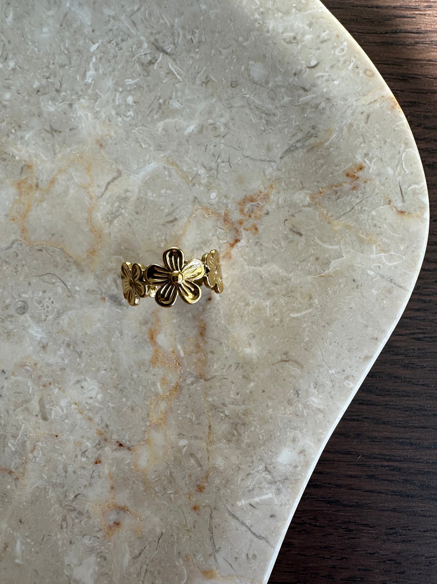 Capri flower adjustable gold ring