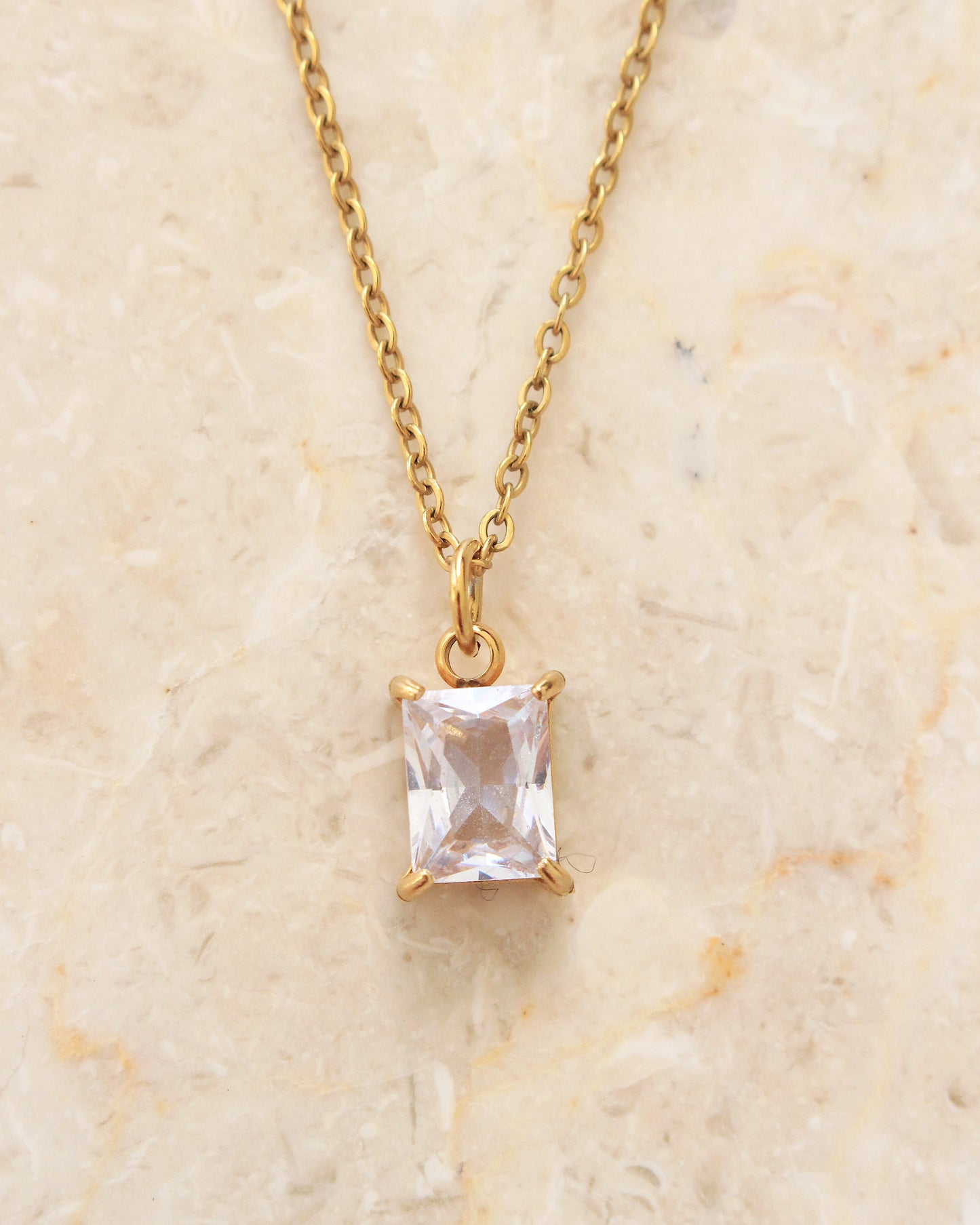 Cassis crystal necklace white