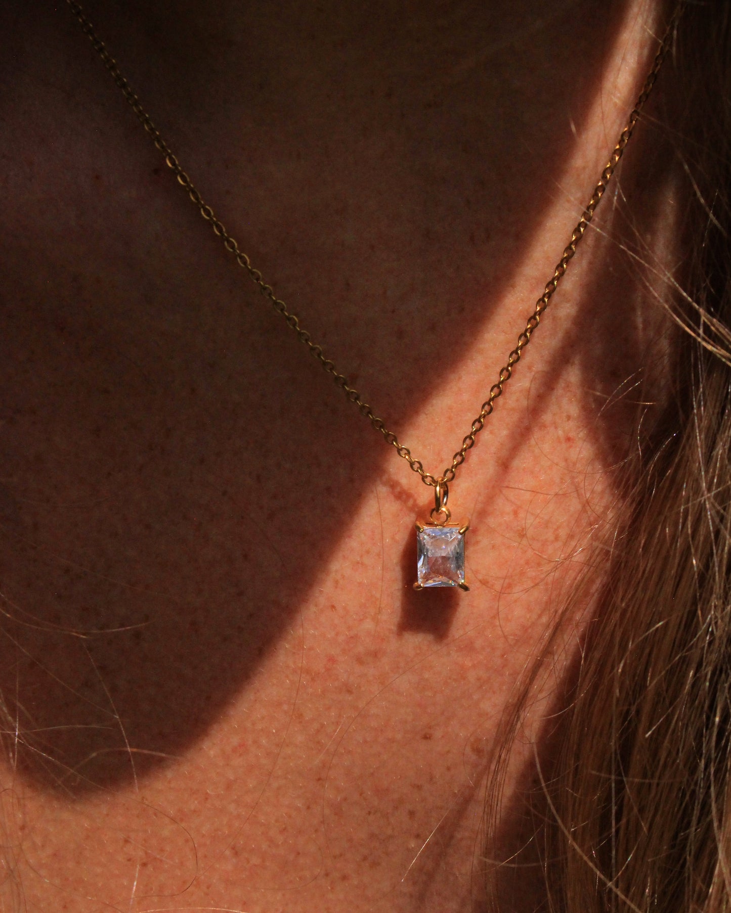 Cassis crystal necklace white